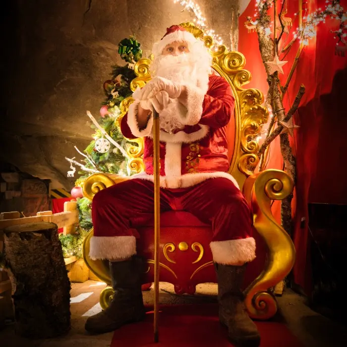 pere noel dans la grotte a volvic
